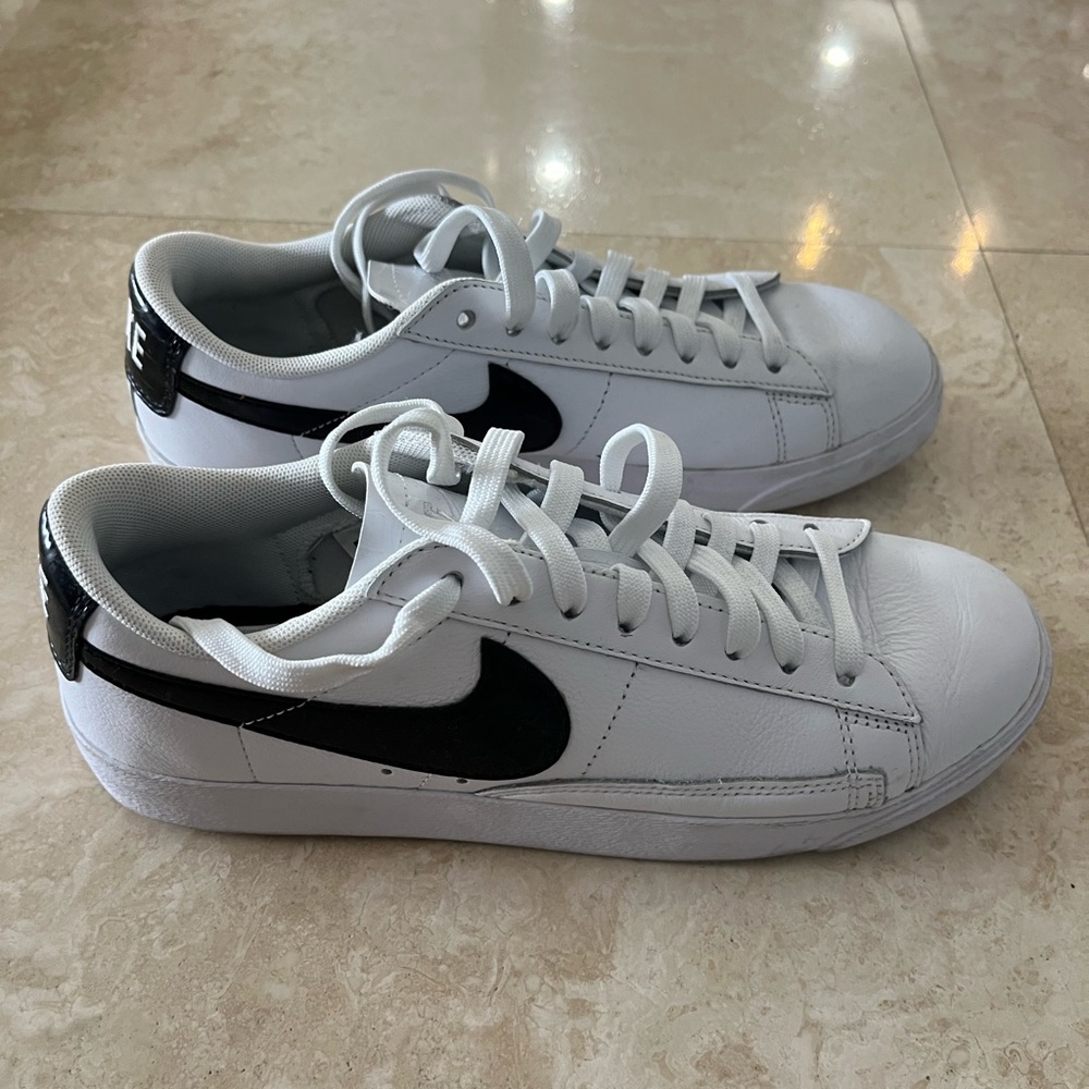 Women’s Nike Sneaker Size 7.5